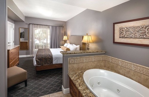 Napa Complejo | 10 minutes to BottleRock / 1 bedroom with a full kitchen and jet tub