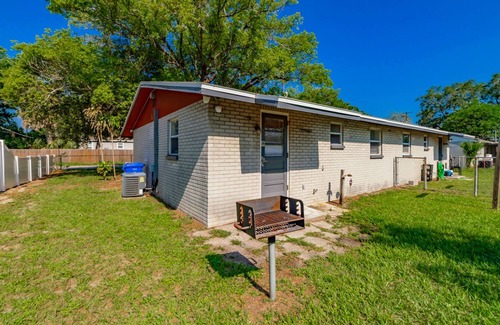 University Apartamento | 10 minutes to Busch Gardens and USF. Family sized space with backyard and grill.
