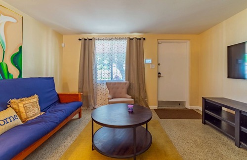 University Apartamento | 10 minutes to Busch Gardens and USF. Family sized space with backyard and grill.