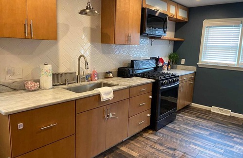 Parma Casa | 10 minutes to Downtown Cleveland - Entire 3B/1Bath Pets Allowed