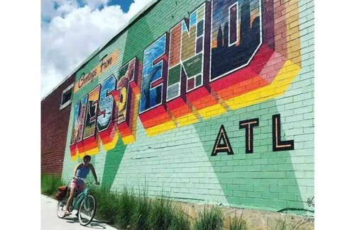 West End Casa | 10 Minutes to Downtown Atlanta! Walk to Beltline Breweries. Pet Friendly!