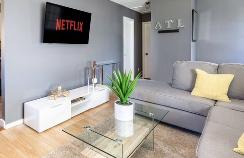 West End Casa | 10 Minutes to Downtown Atlanta! Walk to Beltline Breweries. Pet Friendly!