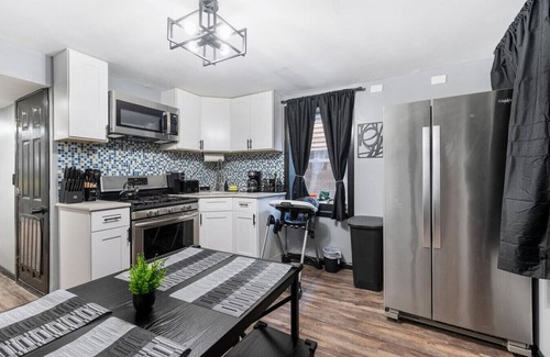 Little Village Apartamento | 10 Minutes to Downtown Chicago - Sleeps 12 - King Beds - Games and Arcades