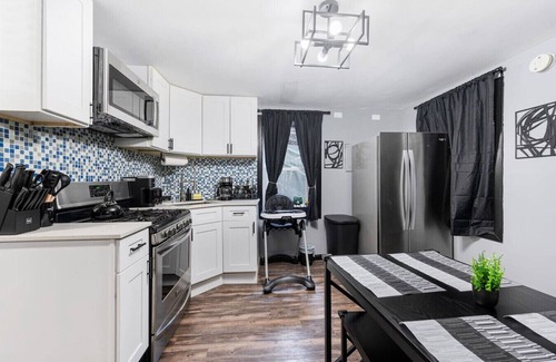 Little Village Apartamento | 10 Minutes to Downtown Chicago - Sleeps 12 - King Beds - Games and Arcades