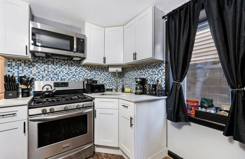 Little Village Apartamento | 10 Minutes to Downtown Chicago - Sleeps 12 - King Beds - Games and Arcades