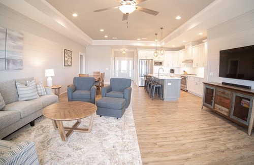 East End Casa | 10% OFF FALL! 'Two Shores', 4BR/4BA, Community Pool & Dock, Beach and Bay!