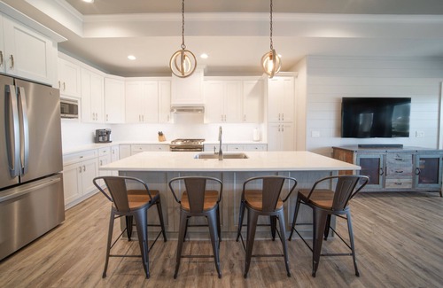 East End Casa | 10% OFF FALL! 'Two Shores', 4BR/4BA, Community Pool & Dock, Beach and Bay!