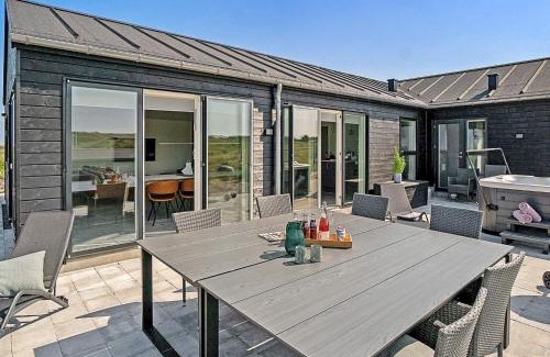 Grønhøj Casa | 10 person holiday home in Løkken
