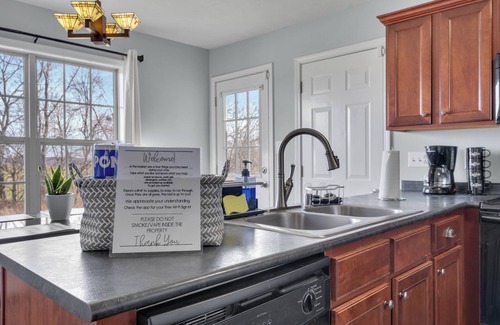 Oak Grove Casa | 10-Person Spacious Home for Work Groups Near I-24