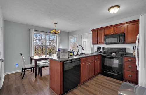 Oak Grove Casa | 10-Person Spacious Home for Work Groups Near I-24