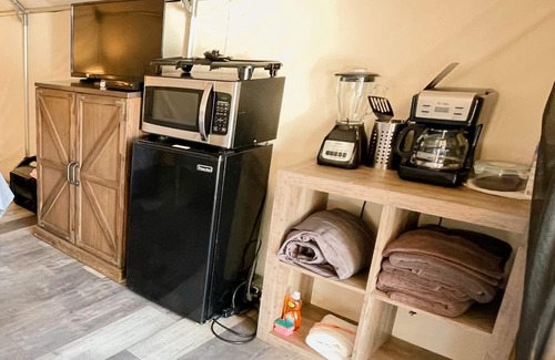Prairie Lea Casa | #10 Son's Blue River Camp Glamping Cabin w/ 1 Queen, 1 Twi