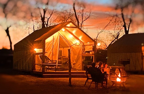 Prairie Lea Casa | #10 Son's Blue River Camp Glamping Cabin w/ 1 Queen, 1 Twi