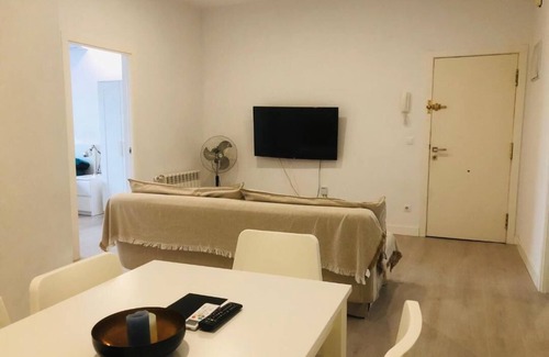 Cuatro Caminos Apartamento | 10' walk to Bernabeu max 8P, 3Bedr, 1sofa, 2bath