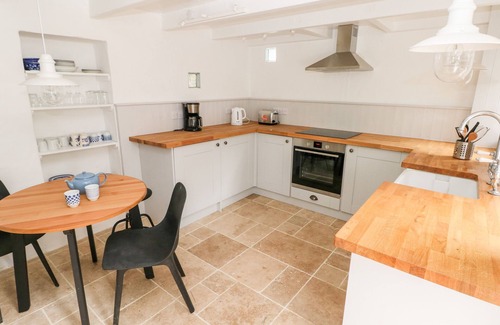 Pembroke Casa | 10 WESTGATE HILL, family friendly, with open fire in Pembroke