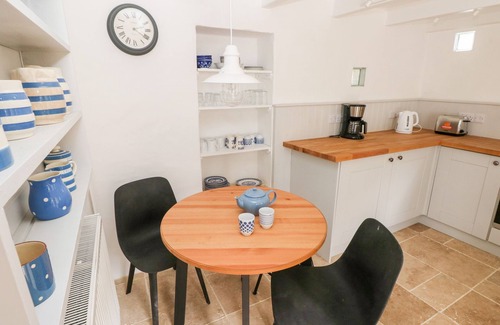 Pembroke Casa | 10 WESTGATE HILL, family friendly, with open fire in Pembroke
