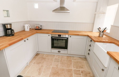 Pembroke Casa | 10 WESTGATE HILL, family friendly, with open fire in Pembroke