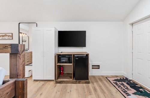 St. Charles Cabina | #10 Woodland Wildlife Cabin! Newly Remodeled! AC!