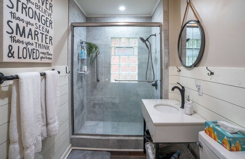 Milledgeville Casa | 100 Year Old Cutie Sparkles Like New! Walk to downtown.