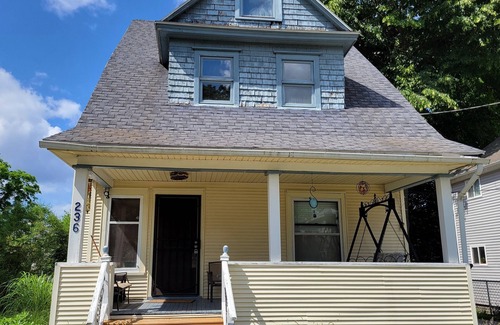 Lansing Casa | 100 year old home on the river. Quiet and pretty