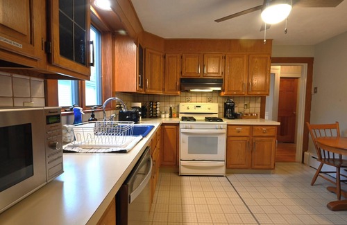 Cambridge Casa | 1000ft² 2BR with Free Parking, King Bed, WFH Setup, Near Harvard, MIT, & Tufts