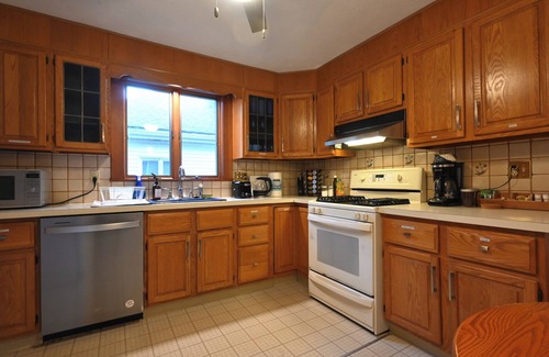 Cambridge Casa | 1000ft² 2BR with Free Parking, King Bed, WFH Setup, Near Harvard, MIT, & Tufts