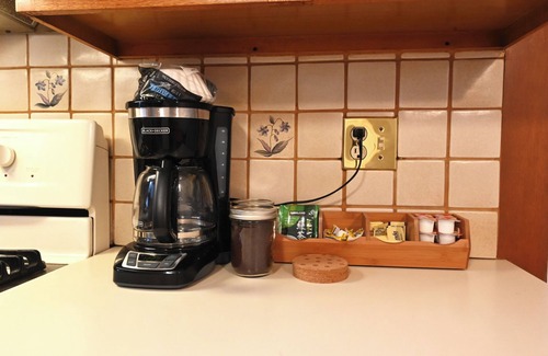 Cambridge Casa | 1000ft² 2BR with Free Parking, King Bed, WFH Setup, Near Harvard, MIT, & Tufts