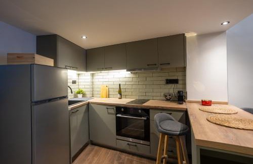 Thessaloniki Apartamento | 100Mbps Smart TV AC Self Check-In Full Kitchen