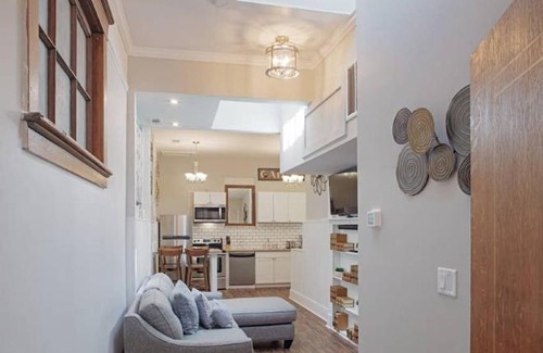 Historic Downtown Savannah Cama Y Desayuno | 101 E Waldburg - Cozy Cottage just off of Forsyth Park