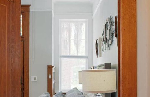 Historic Downtown Savannah Cama Y Desayuno | 101 E Waldburg - Cozy Cottage just off of Forsyth Park