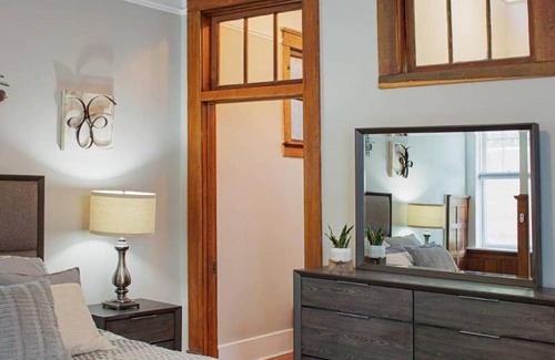 Historic Downtown Savannah Cama Y Desayuno | 101 E Waldburg - Cozy Cottage just off of Forsyth Park
