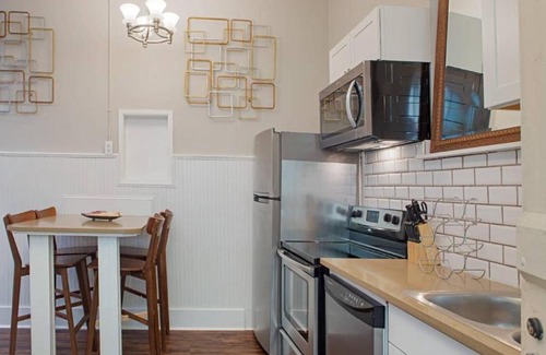 Historic Downtown Savannah Cama Y Desayuno | 101 E Waldburg - Cozy Cottage just off of Forsyth Park