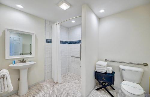 Surf City Hotel | 102 Queen ADA Suite, 1st Floor Low Tide