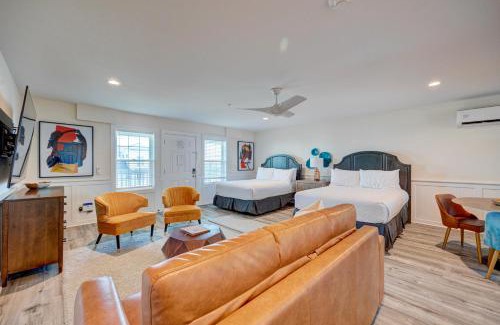 Surf City Hotel | 102 Queen ADA Suite, 1st Floor Low Tide