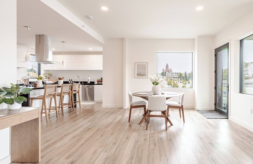 Central Business District Condominio | 1025 Luxe 2BR Waterfront District Close to Downtown & WWU
