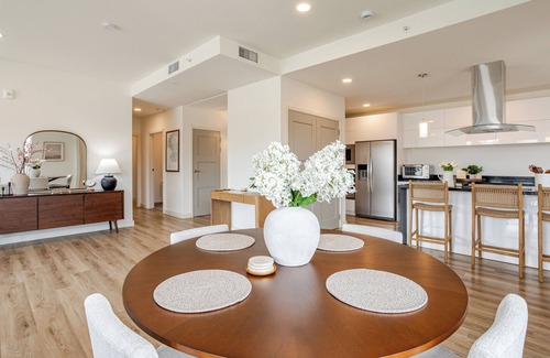 Central Business District Condominio | 1025 Luxe 2BR Waterfront District Close to Downtown & WWU