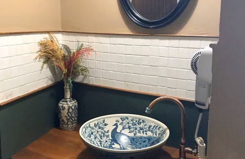 China Town Hotel | 103 - Bed and Brews