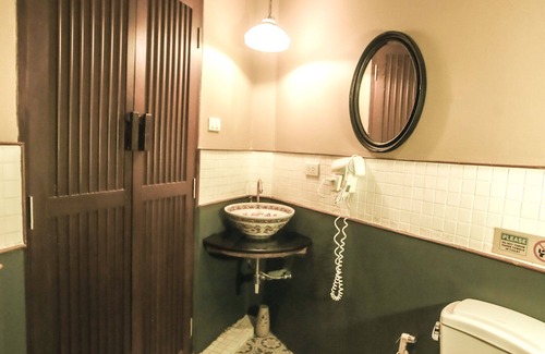 China Town Hotel | 103 - Bed and Brews