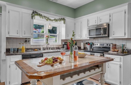 Waterloo Casa | Lakefront Getaway | Dock, Pool, Sunset, Games