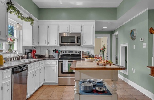 Waterloo Casa | Lakefront Getaway | Dock, Pool, Sunset, Games