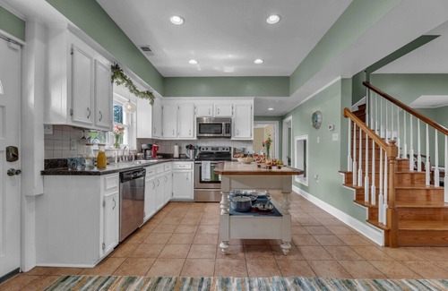 Waterloo Casa | Lakefront Getaway | Dock, Pool, Sunset, Games