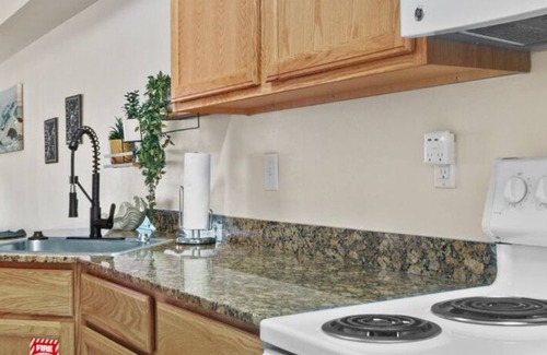 Biloxi Condominio | 104 Oak Shores Just a short walk to the beach!