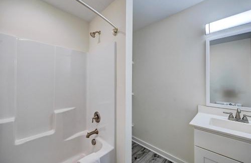 Surf City Hotel | 106 Queen Suite, 1st Floor Low Tide
