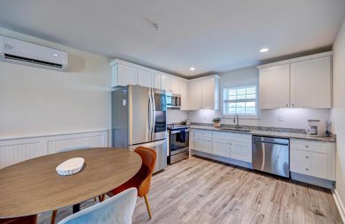 Surf City Hotel | 106 Queen Suite, 1st Floor Low Tide