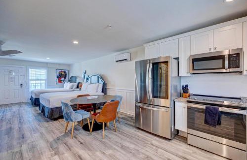 Surf City Hotel | 106 Queen Suite, 1st Floor Low Tide