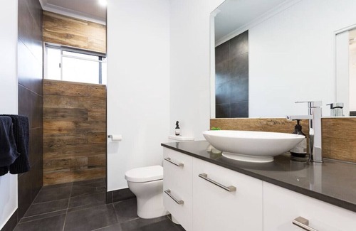 Edge Hill Casa | 107 Woodward St · Tropical Pool Villa