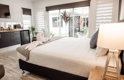 Edge Hill Casa | 107 Woodward St · Tropical Pool Villa