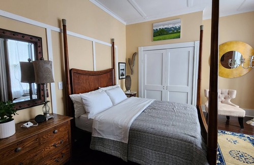Elmira Apartamento | 10ft ceiling, brick exposed apartment w/ artistic feel
