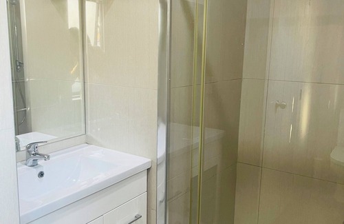 Papatoetoe Casa | 10min drive from airport, 5 mins to theme park and opposite daily and laundry
