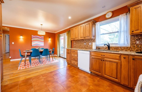 Bloomington Casa | 10mins to IUB: 4bd - Karaoke - Pickleball