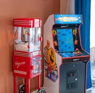 Bloomington Casa | 10mins to IUB: 4bd - Karaoke - Pickleball